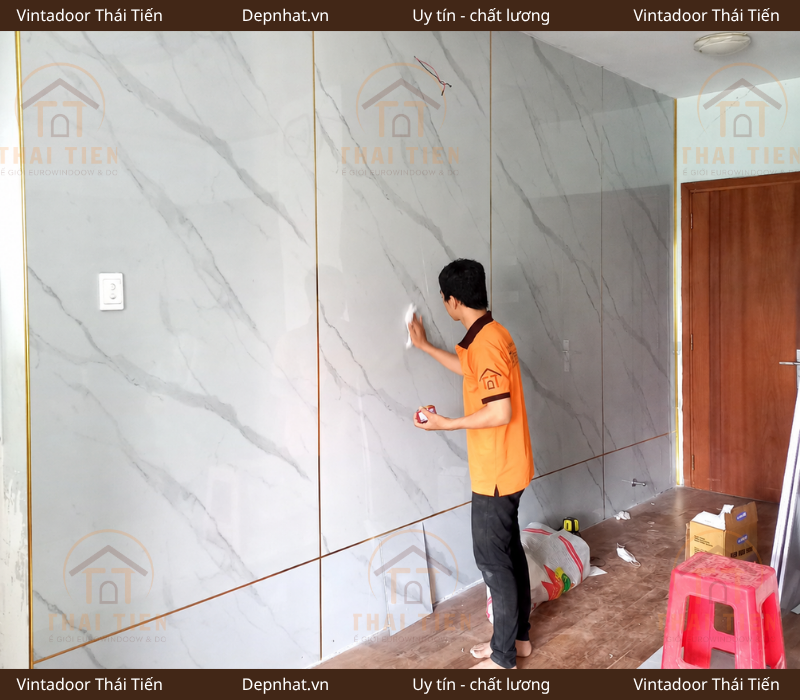 Thi c&ocirc;ng tấm ốp nhựa PVC từ Vintadoor Th&aacute;i Tiến