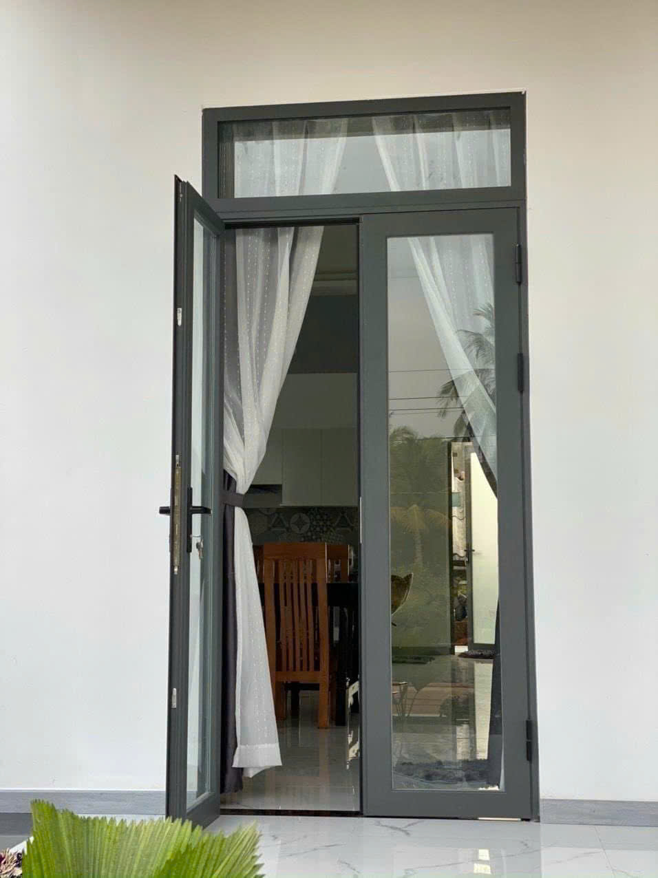 Cửa Đi Mở Quay 2 Cánh – Thiết Kế Hiện Đại, Bền Đẹp Cho Nhà Phố