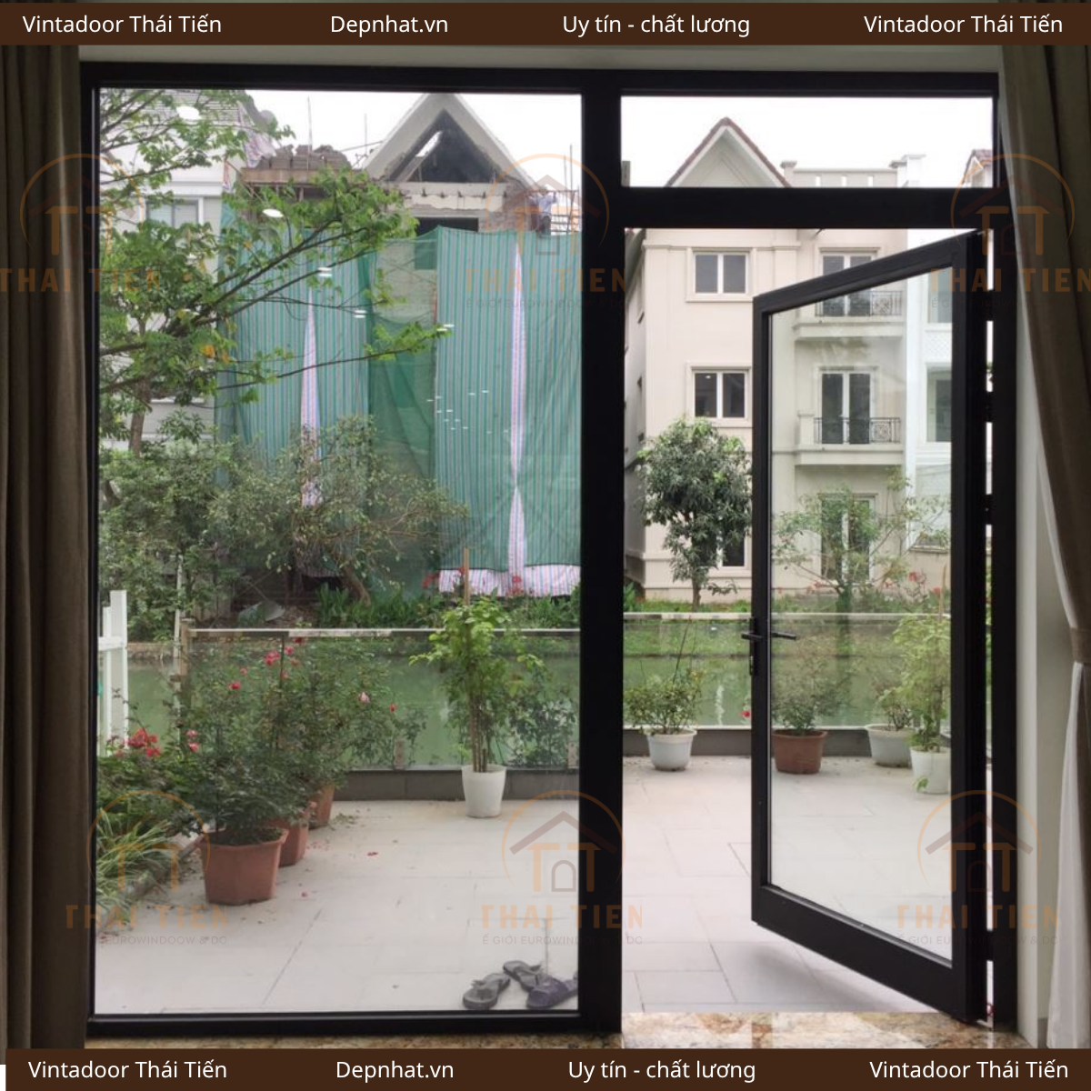 Chọn cửa nh&ocirc;m k&iacute;nh ch&iacute;nh h&atilde;ng cho cửa ra s&acirc;m sau