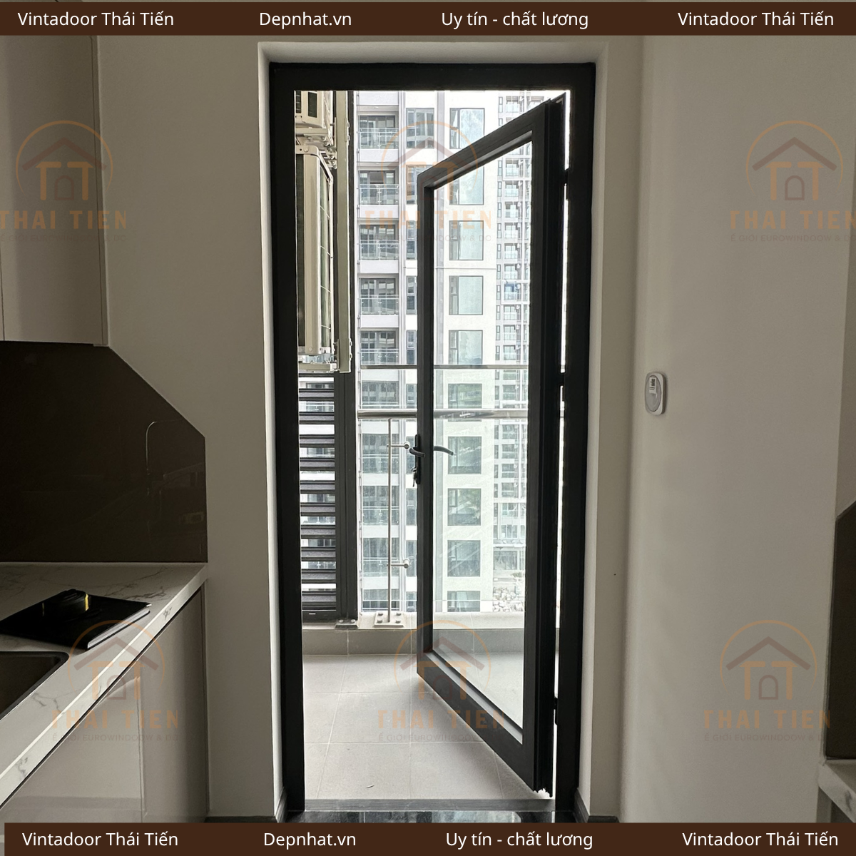 Cửa đi mở quay 1 c&aacute;nh ban c&ocirc;ng s&acirc;n thượng - cửa nh&ocirc;m ch&iacute;nh h&atilde;ng gi&aacute; xưởng