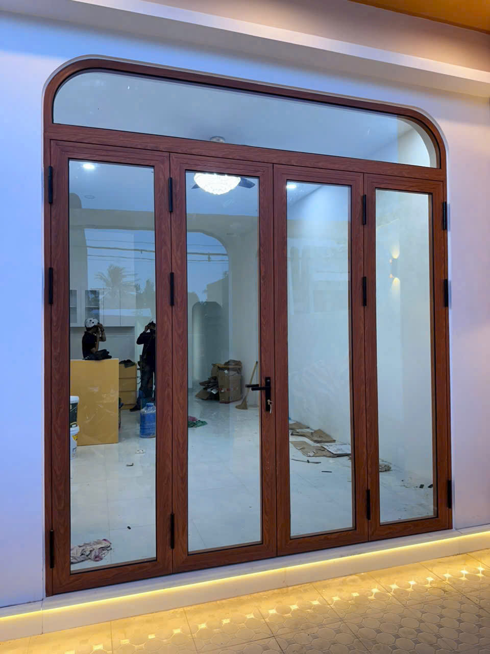 Cửa nh&ocirc;m k&iacute;nh giả gỗ 4 c&aacute;nh mở quay