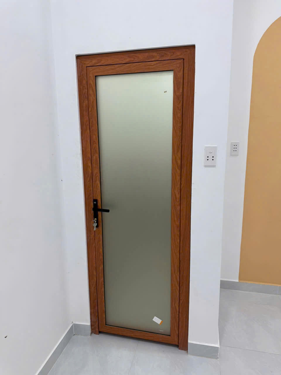 Cửa nh&ocirc;m k&iacute;nh giả gỗ