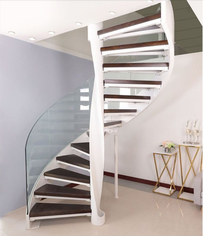 Cầu thang kính cường lực uốn cong