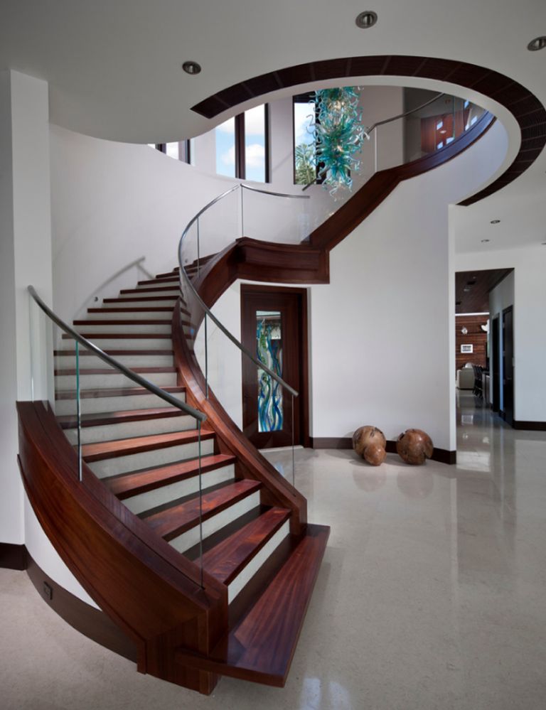 Cầu thang kính cường lực uốn cong