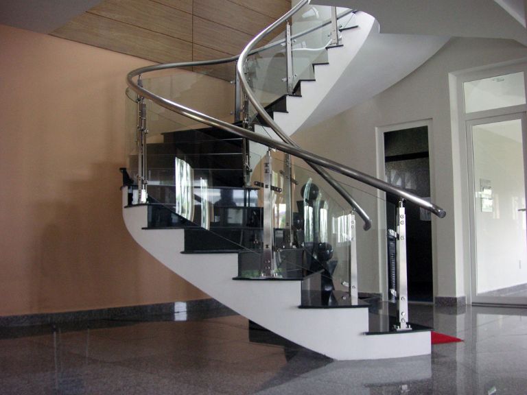 Cầu thang kính cường lực uốn cong