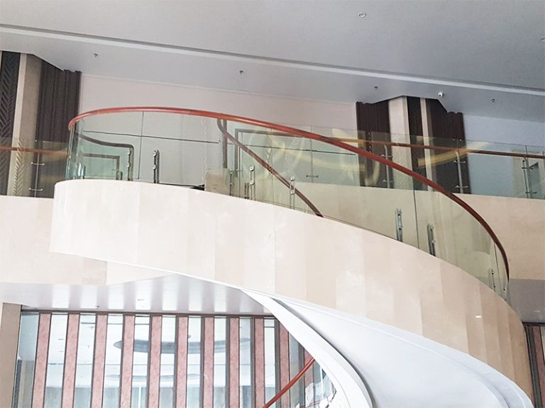 Cầu thang kính cường lực uốn cong