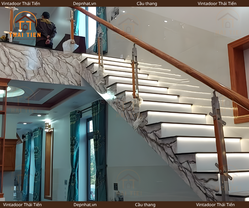 Cầu thang kính kết hợp đèn LED