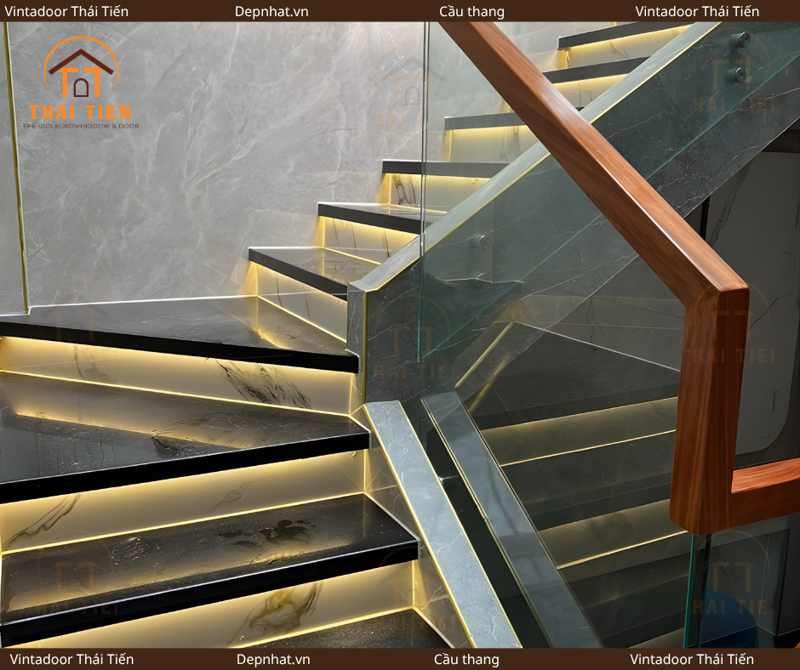 Cầu thang kính kết hợp đèn LED
