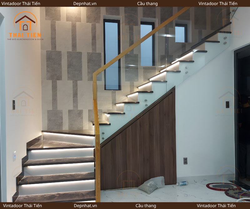 Cầu thang kính kết hợp đèn LED