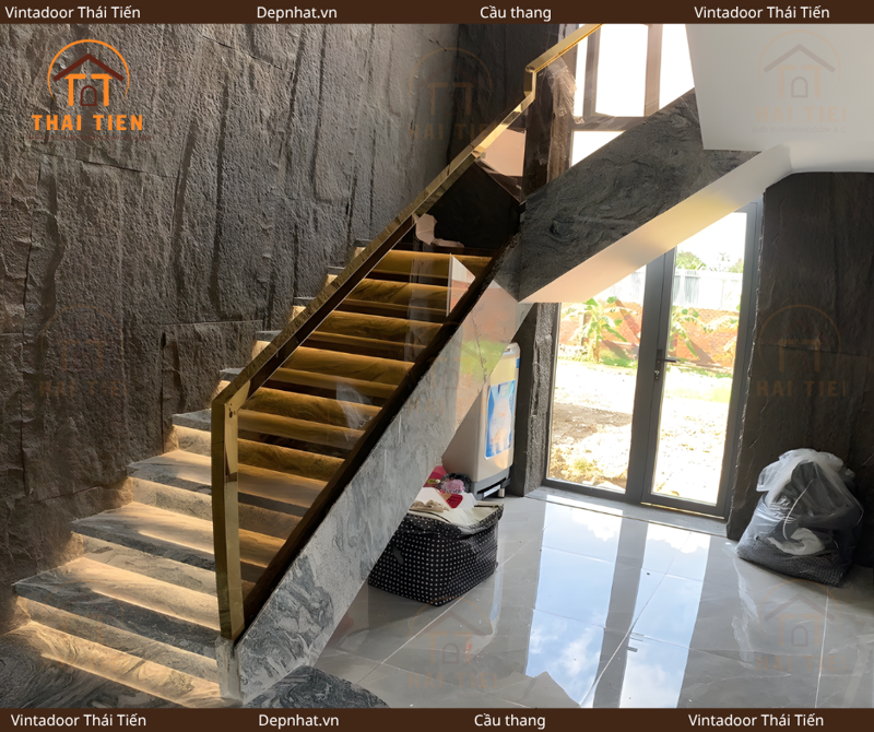 Cầu thang kính kết hợp đèn LED