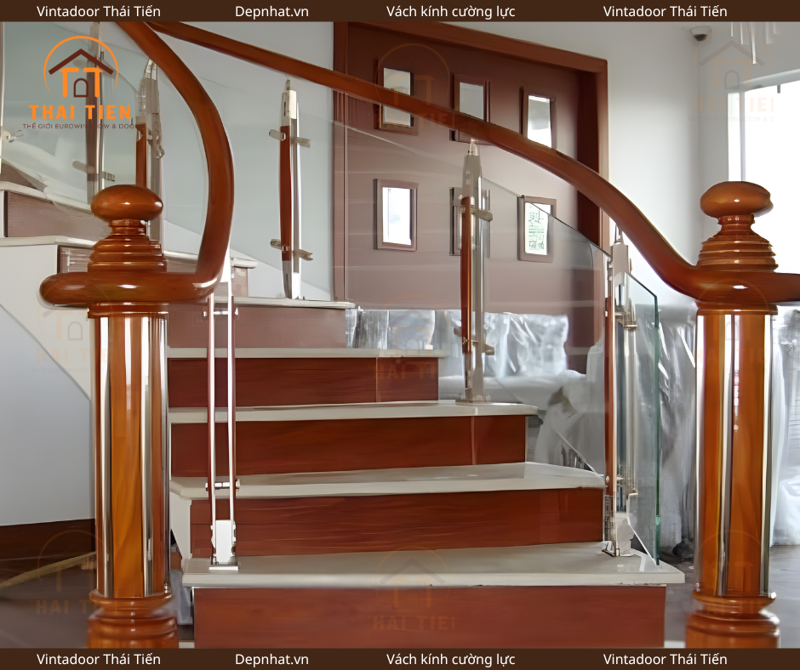 Cầu thang kính tay vịn gỗ Vintadoor Thái Tiến