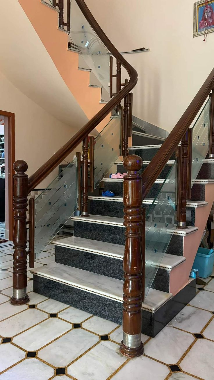 Cầu thang kính tay vịn gỗ