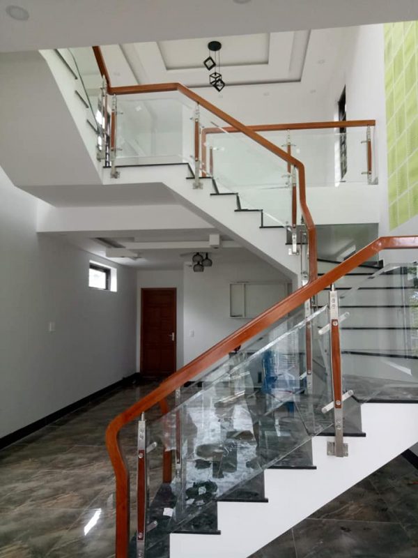 Cầu thang kính trụ ngắn 