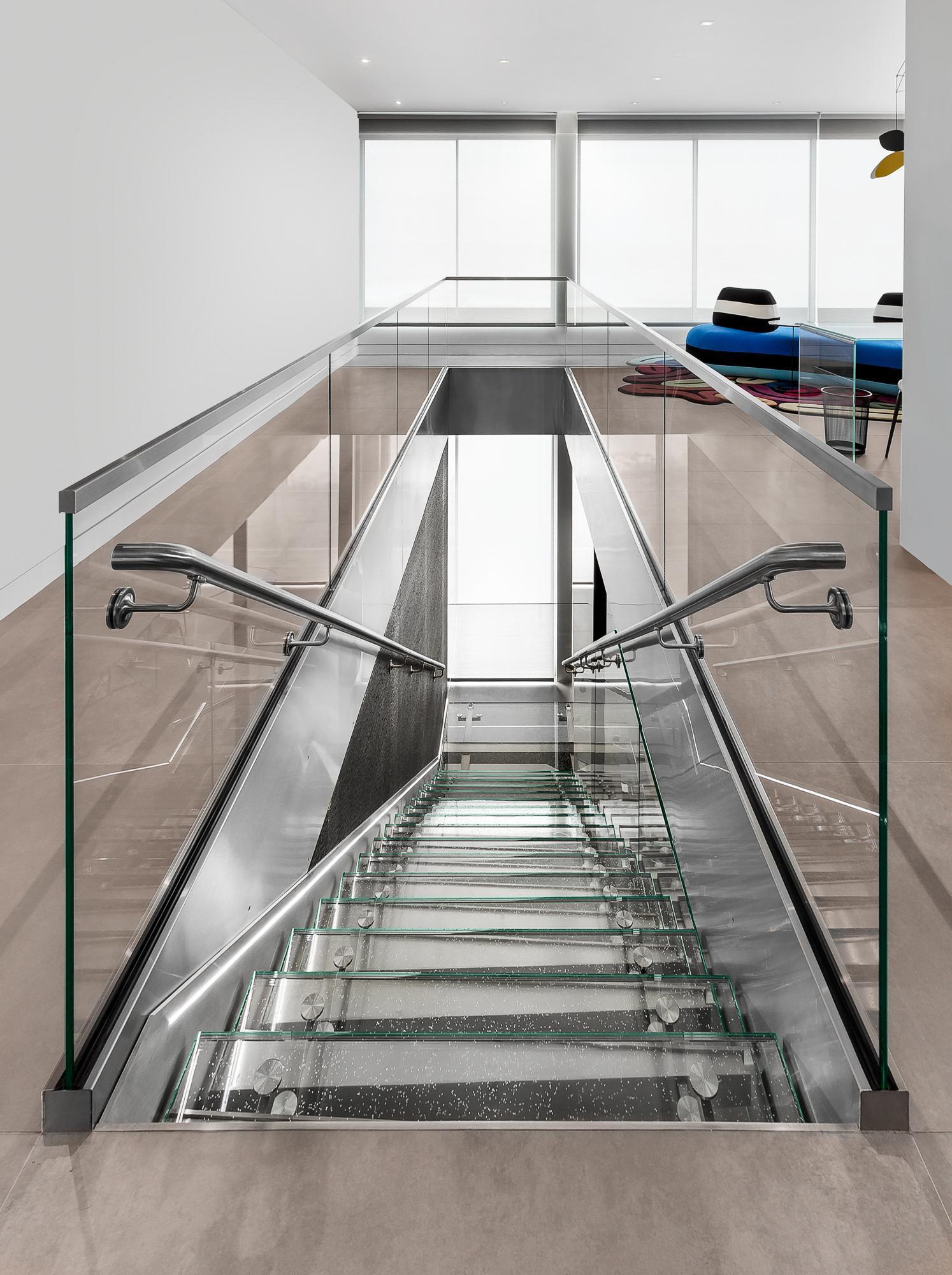Cầu thang nhôm kính hiện đại