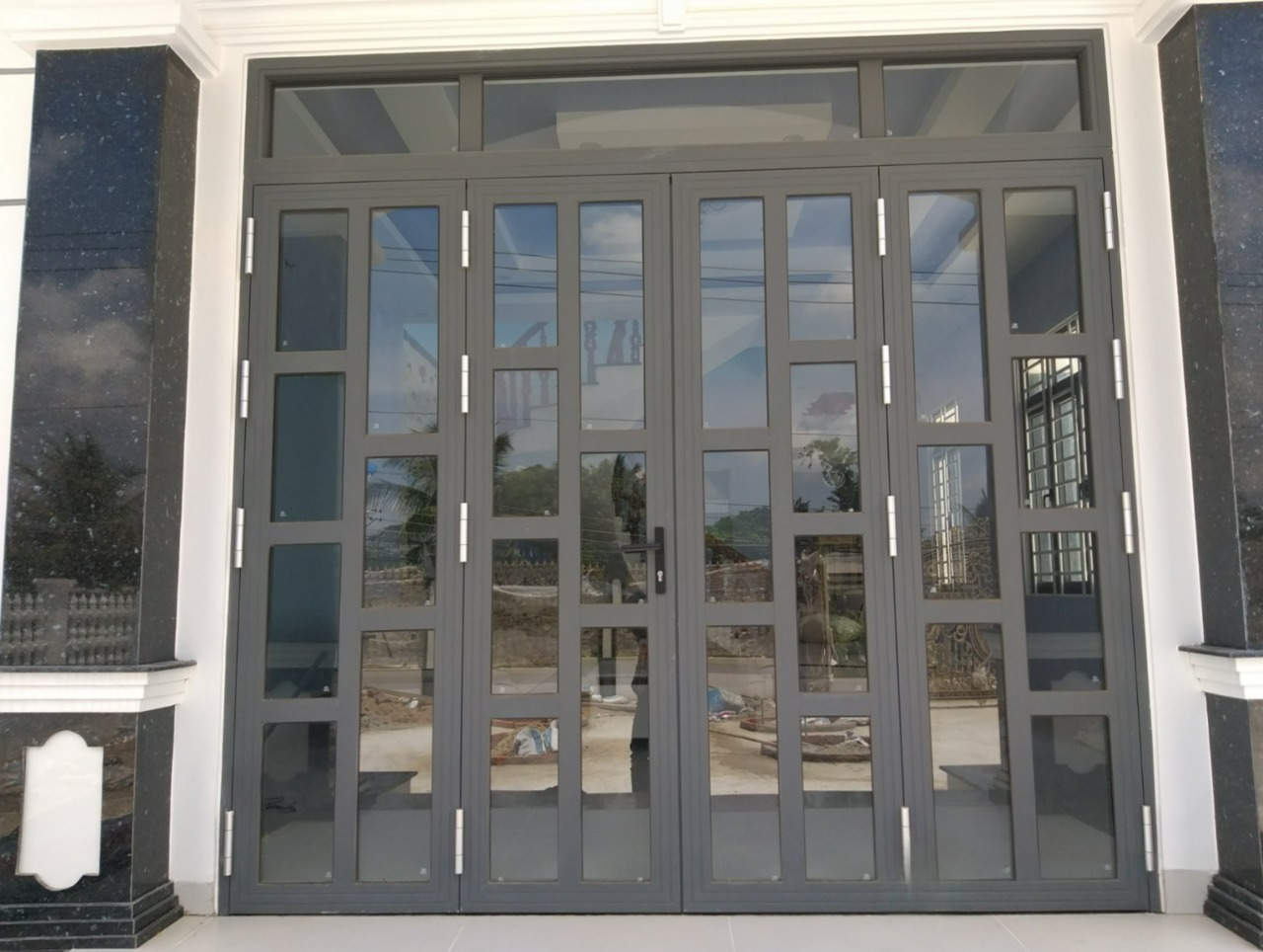 Cửa đi 4 cánh chia đố