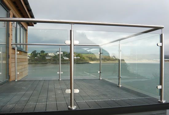 Lan can kính cường lực trụ inox