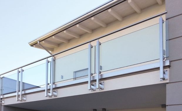 Lan can kính cường lực trụ inox