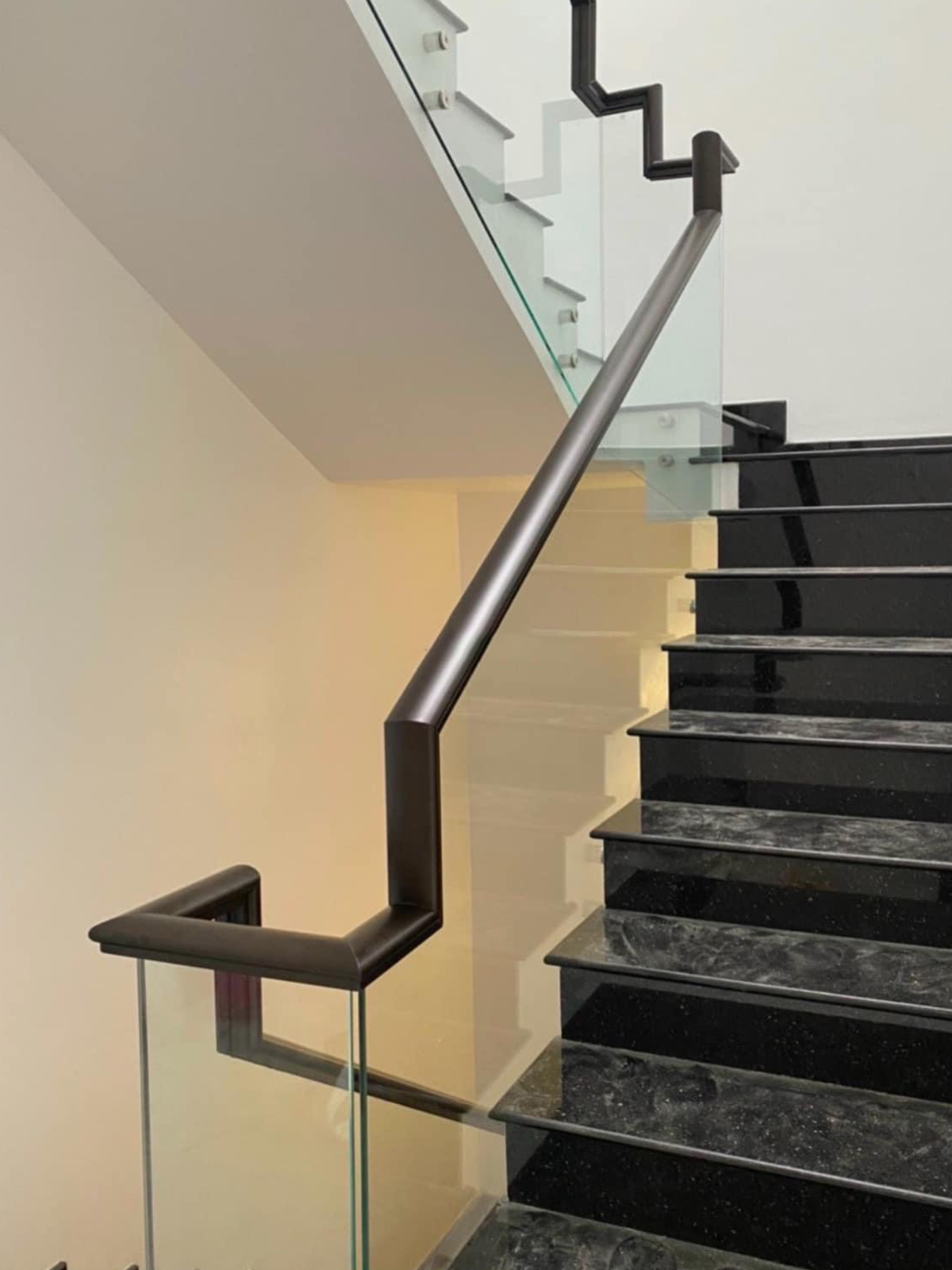 Lan can kính tay vịn nhôm