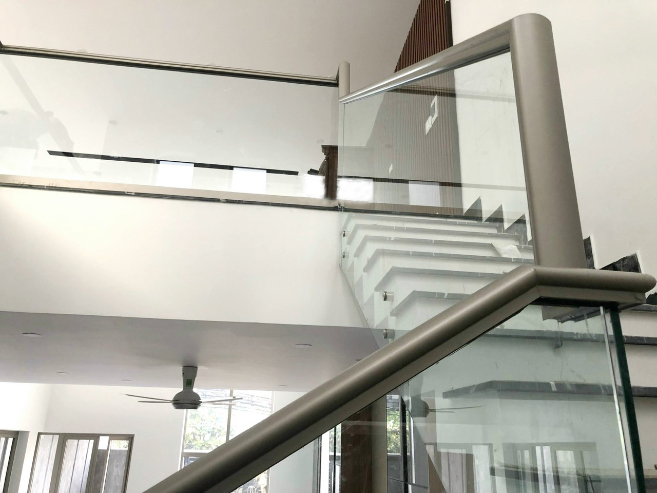 Lan can kính tay vịn nhôm