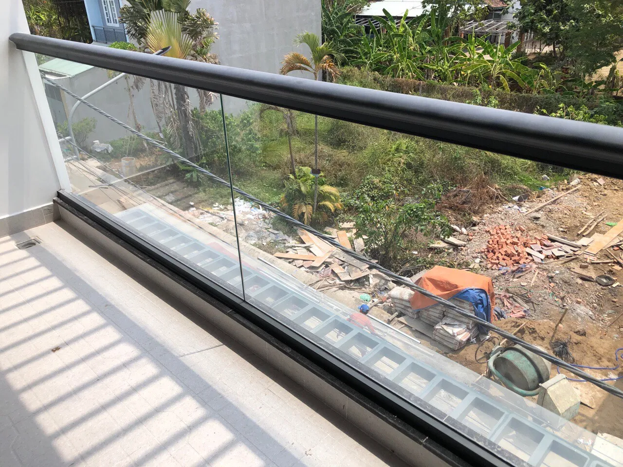 Lan can kính tay vịn nhôm