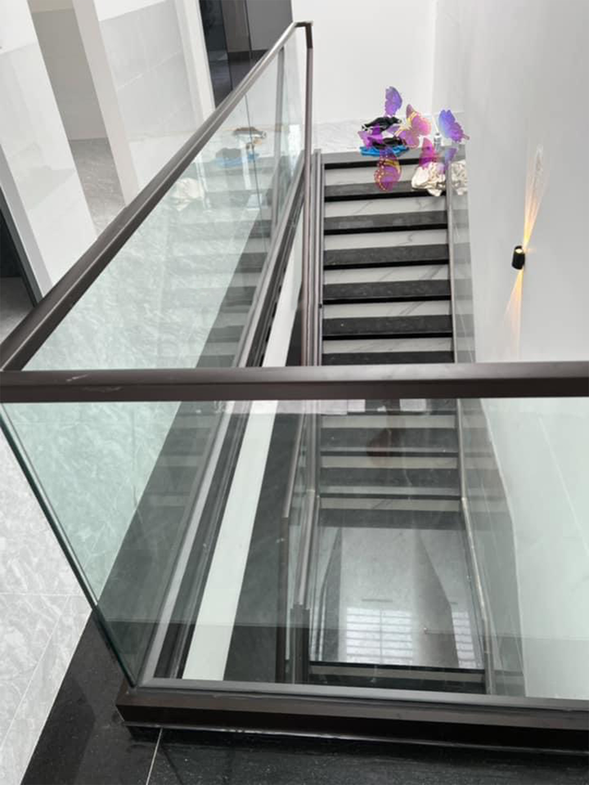 Lan can kính tay vịn nhôm