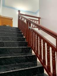 Lan can nhôm kính tay vịn gỗ