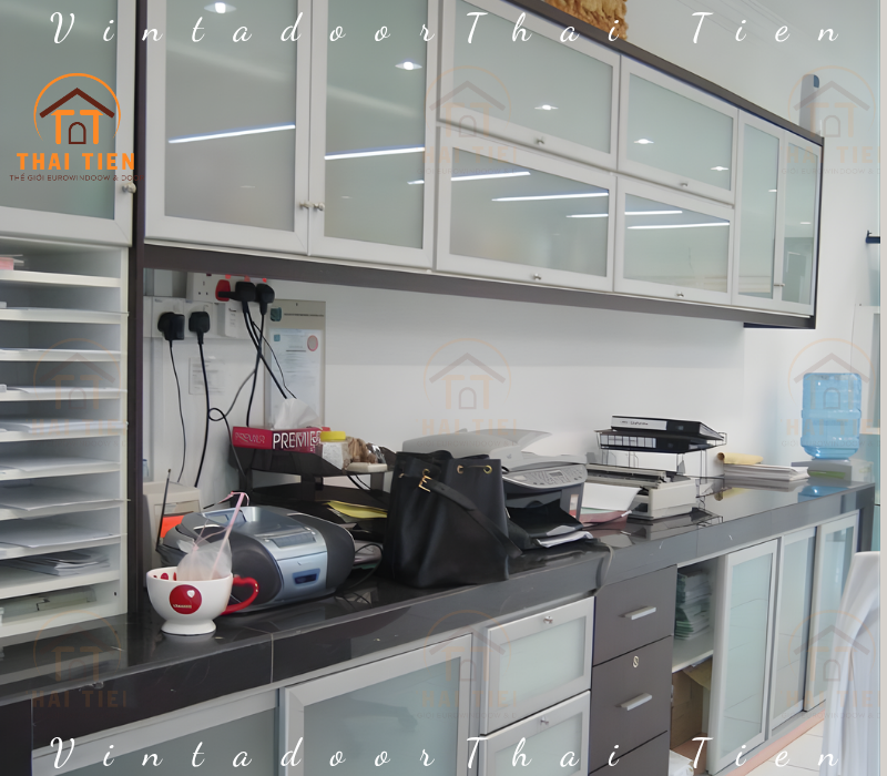 Tủ bếp cánh kính cường lực