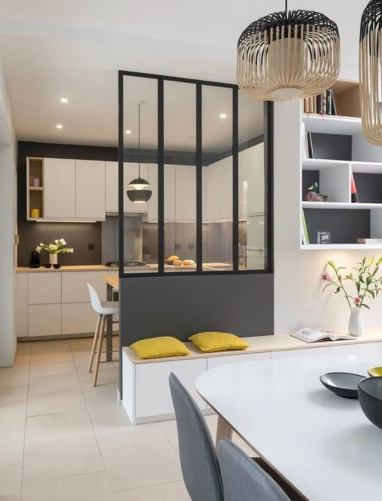 Vách kính ngăn phòng bếp và phòng khách