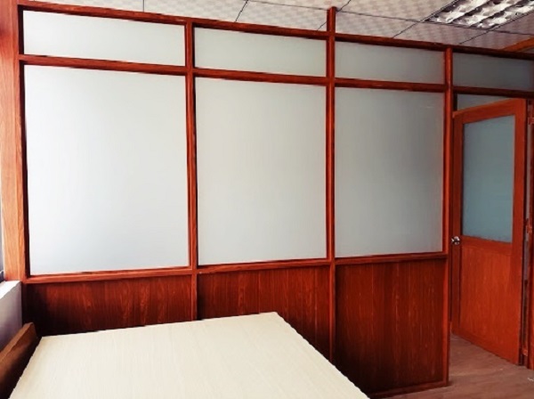 Vách nhôm kính giả gỗ