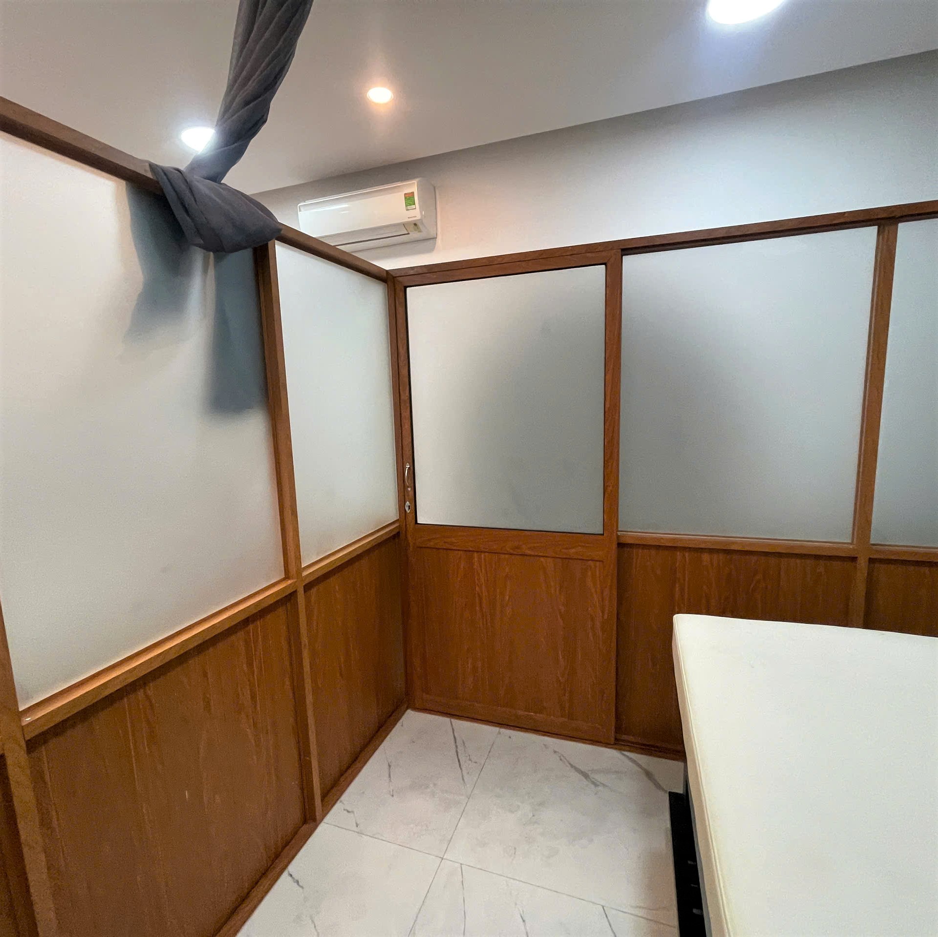 Vách nhôm kính giả gỗ