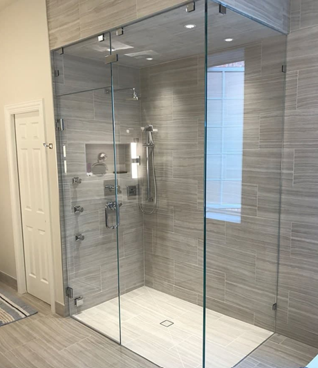 Vách tắm kính cửa mở quay