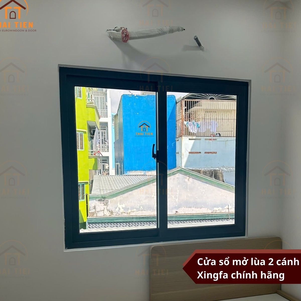 Cửa sổ nhôm Xingfa mở quay 2 cánh màu xám đá tại Lãnh Bình Thăng