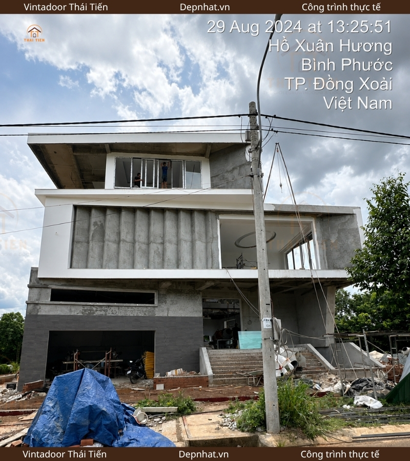 Toàn bộ biệt thự hiện đại tại đường Hồ Xuân Hương, TP. Đồng Xoài đang trong giai đoạn hoàn thiện nhôm kính