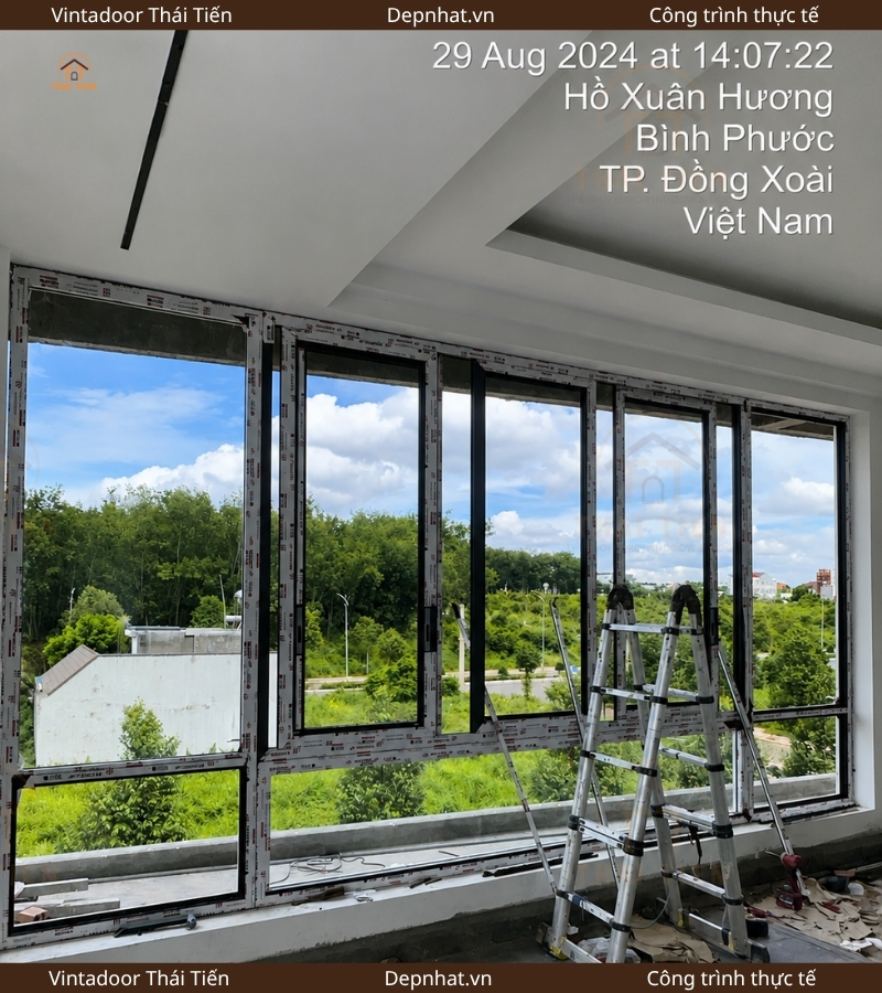 Hệ thống cửa sổ nhôm kính mở lùa màu xám ghi sang trọng, tối ưu không gian và đón gió đối lưu.