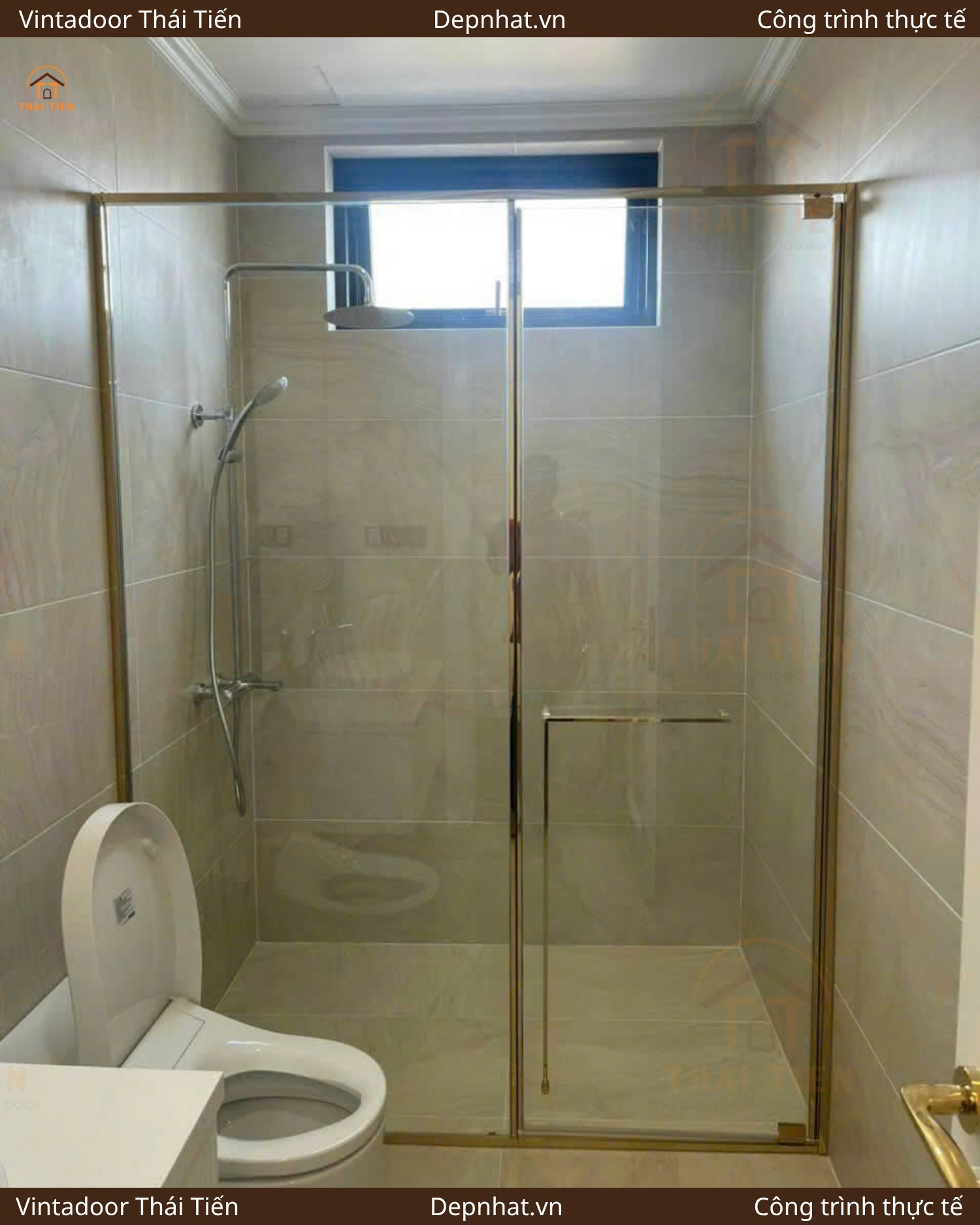 Phòng tắm kính cường lực sử dụng bộ phụ kiện mạ vàng PVD cao cấp.
