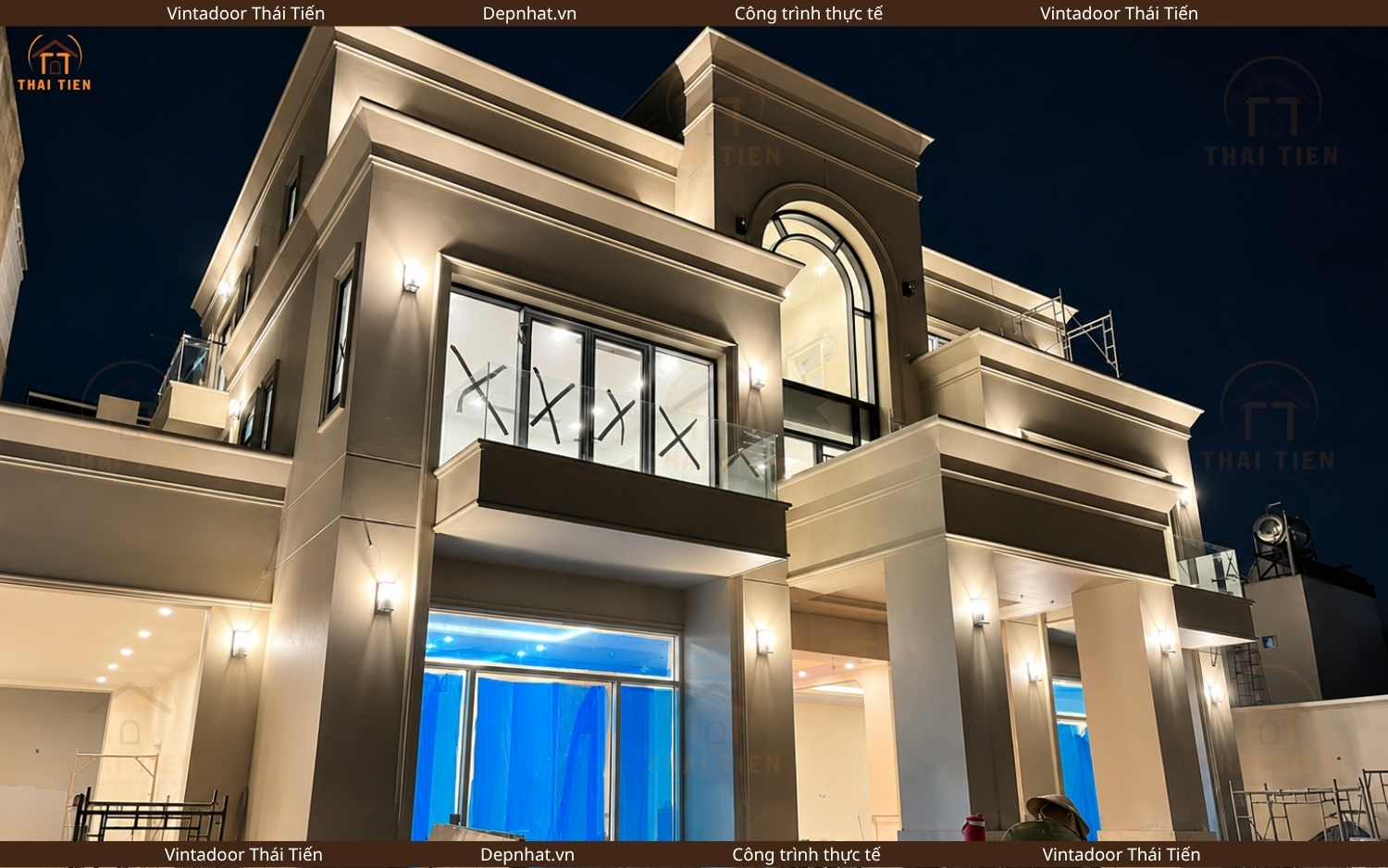 Đội ngũ thợ Vintadoor Thái Tiến lắp đặt nhôm kính tại công trình Skypiea Villa.