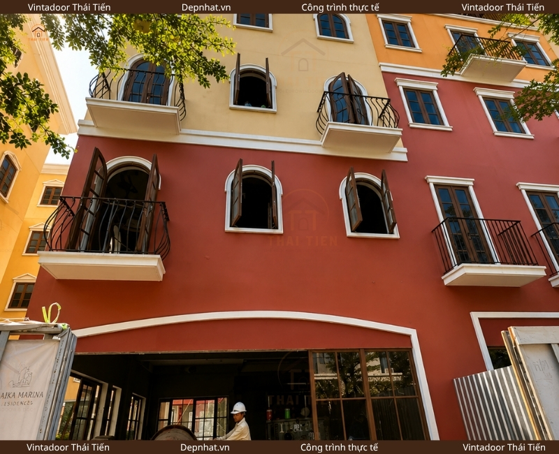 Hệ thống vách kính mặt tiền tầng trệt shophouse lấy sáng tối đa cho không gian kinh doanh.