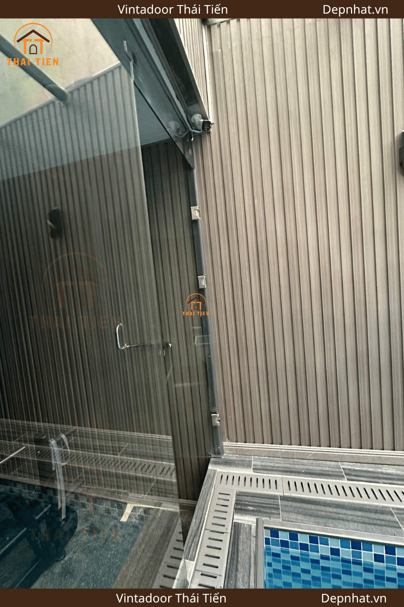 Chi tiết vách kính cường lực và phụ kiện inox 304 chống rỉ sét trong môi trường nước