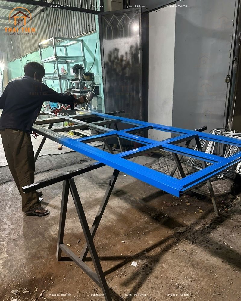 Cửa khung sắt hộp màu xanh nước biển