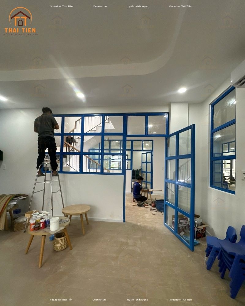 Khung cửa sắt màu xanh lắp đặt tại công trình