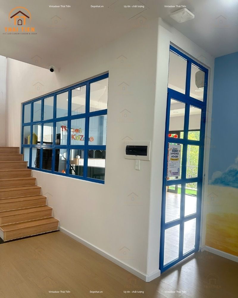 Cửa sắt kính và vách kính sắt hoàn thiện tại trường Kidzone