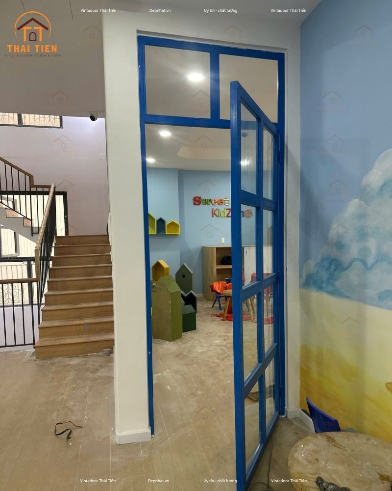 Cửa kính khung sắt hoàn thiện tại Vinhomes Quận 9